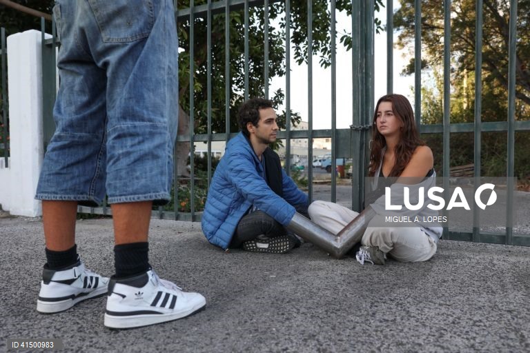 Ação de protesto promovida pelo movimento coletivo de estudantes "greve climática estudantil" junto das instalações onde se vai realizar a reunião do Conselho de Ministros marcada para esta manhã. O movimente luta pela justiça climática e querem 100% energia renovável até 2025, 14 de setembro de 2023. MIGUEL A. LOPES/LUSA