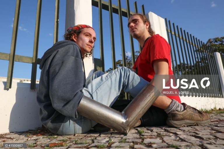 Ação de protesto promovida pelo movimento coletivo de estudantes "greve climática estudantil" junto das instalações onde se vai realizar a reunião do Conselho de Ministros marcada para esta manhã. O movimente luta pela justiça climática e querem 100% energia renovável até 2025, 14 de setembro de 2023. MIGUEL A. LOPES / LUSA