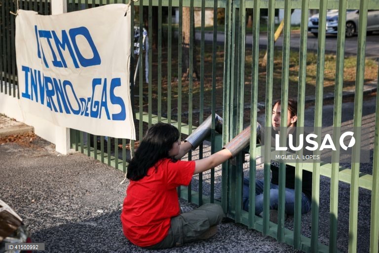 Ação de protesto promovida pelo movimento coletivo de estudantes "greve climática estudantil" junto das instalações onde se vai realizar a reunião do Conselho de Ministros marcada para esta manhã. O movimente luta pela justiça climática e querem 100% energia renovável até 2025, 14 de setembro de 2023. MIGUEL A. LOPES / LUSA