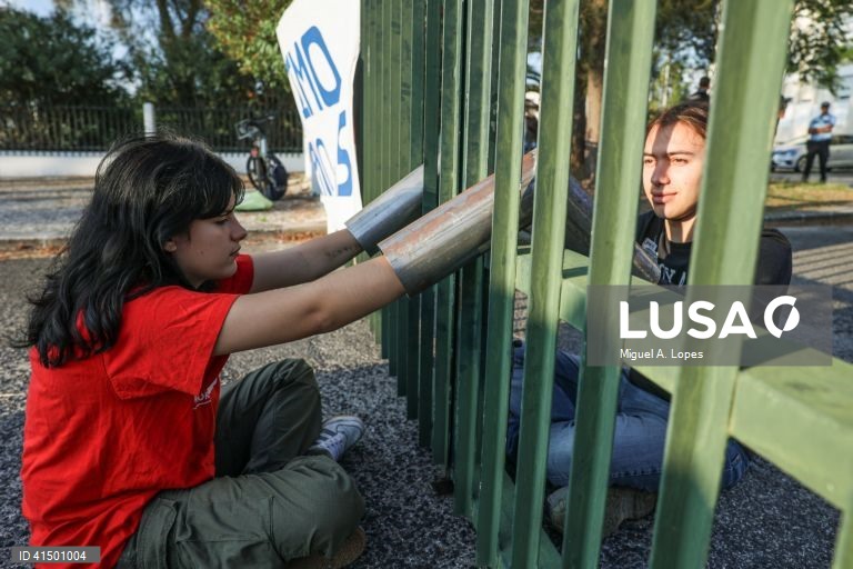 Ação de protesto promovida pelo movimento coletivo de estudantes "greve climática estudantil" junto das instalações onde se vai realizar a reunião do Conselho de Ministros marcada para esta manhã. O movimente luta pela justiça climática e querem 100% energia renovável até 2025, 14 de setembro de 2023. MIGUEL A. LOPES / LUSA
