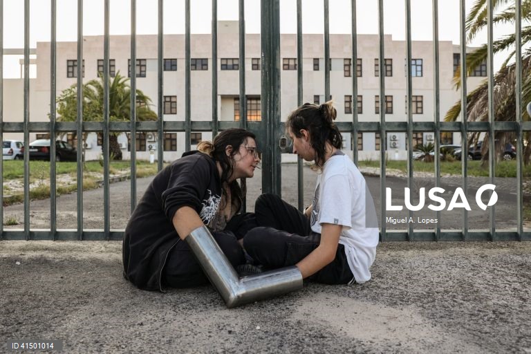 Ação de protesto promovida pelo movimento coletivo de estudantes "greve climática estudantil" junto das instalações onde se vai realizar a reunião do Conselho de Ministros marcada para esta manhã. O movimente luta pela justiça climática e querem 100% energia renovável até 2025, 14 de setembro de 2023. MIGUEL A. LOPES / LUSA