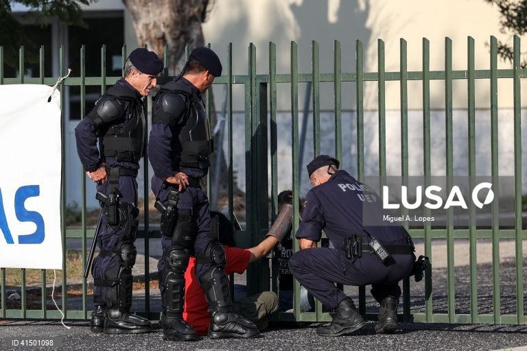 Elementos da Unidade Especial de Polícia (UEP) da Polícia de Segurança Pública (PSP) falam com ativistas que se prenderam ao portão das instalações onde se vai realizar a reunião do Conselho de Ministros num protesto promovido pelo movimento coletivo de estudantes "greve climática estudantil". O movimente luta pela justiça climática e querem 100% energia renovável até 2025, 14 de setembro de 2023. MIGUEL A. LOPES / LUSA