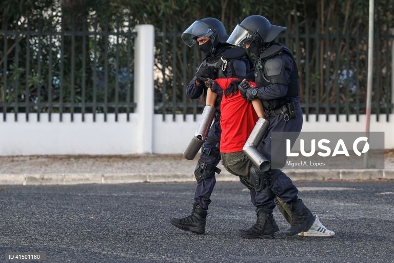 Elementos da Unidade Especial de Polícia (UEP) da Polícia de Segurança Pública (PSP) detêm um ativista que se tinha prendido ao portão das instalações onde se vai realizar a reunião do Conselho de Ministros num protesto promovido pelo movimento coletivo de estudantes "greve climática estudantil". O movimente luta pela justiça climática e querem 100% energia renovável até 2025, 14 de setembro de 2023. MIGUEL A. LOPES / LUSA