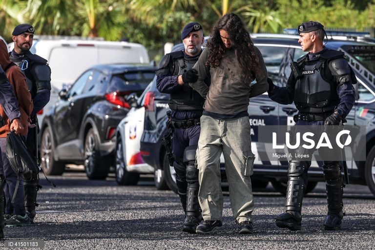 Elementos da Unidade Especial de Polícia (UEP) da Polícia de Segurança Pública (PSP) detêm um ativista durante o protesto promovido pelo movimento coletivo de estudantes "greve climática estudantil" junto às instalações onde se vai realizar a reunião do Conselho de Ministros. O movimente luta pela justiça climática e querem 100% energia renovável até 2025, 14 de setembro de 2023. MIGUEL A. LOPES / LUSA