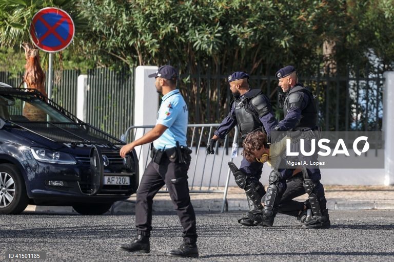 Elementos da Unidade Especial de Polícia (UEP) da Polícia de Segurança Pública (PSP) detêm um ativista durante o protesto promovido pelo movimento coletivo de estudantes "greve climática estudantil" junto às instalações onde se vai realizar a reunião do Conselho de Ministros. O movimente luta pela justiça climática e querem 100% energia renovável até 2025, 14 de setembro de 2023. MIGUEL A. LOPES / LUSA