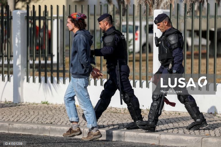 Elementos da Unidade Especial de Polícia (UEP) da Polícia de Segurança Pública (PSP) detêm um ativista durante o protesto promovido pelo movimento coletivo de estudantes "greve climática estudantil" junto às instalações onde se vai realizar a reunião do Conselho de Ministros. O movimente luta pela justiça climática e querem 100% energia renovável até 2025, 14 de setembro de 2023. MIGUEL A. LOPES / LUSA