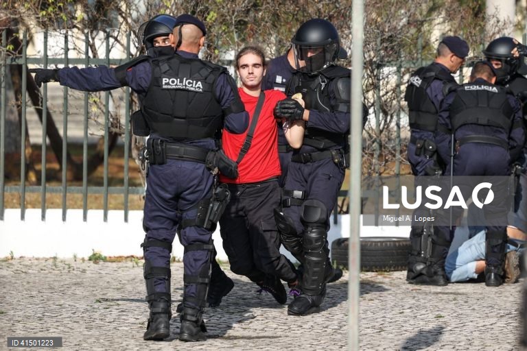 Elementos da Unidade Especial de Polícia (UEP) da Polícia de Segurança Pública (PSP) detêm um ativista que se tinha prendido ao portão das instalações onde se vai realizar a reunião do Conselho de Ministros num protesto promovido pelo movimento coletivo de estudantes "greve climática estudantil". O movimente luta pela justiça climática e querem 100% energia renovável até 2025, 14 de setembro de 2023. MIGUEL A. LOPES / LUSA
