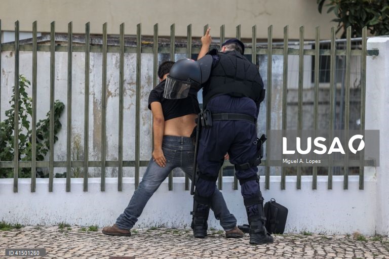 Elementos da Unidade Especial de Polícia (UEP) da Polícia de Segurança Pública (PSP) detêm um ativista durante o protesto promovido pelo movimento coletivo de estudantes "greve climática estudantil" junto às instalações onde se vai realizar a reunião do Conselho de Ministros. O movimente luta pela justiça climática e querem 100% energia renovável até 2025, 14 de setembro de 2023. MIGUEL A. LOPES / LUSA