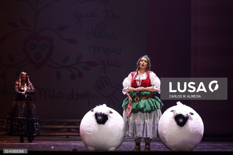 Ensaio de imprensa da opereta "Maria da Fonte", no Centro Cultural de Belém, Lisboa, 7 de novembro de 2023. Comédia em 3 atos, escrita em português, interpretada por oito solistas e 10 atores com o Coro do Teatro Nacional de São Carlos e Orquestra Sinfónica Portuguesa, com estreia marcada para 12 de novembro no Centro Cultural de Belém. (ACOMPANHA TEXTO DE 8 DE NOVEMBRO DE 2023). CARLOS M. ALMEIDA/LUSA