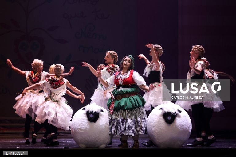 Ensaio de imprensa da opereta "Maria da Fonte", no Centro Cultural de Belém, Lisboa, 7 de novembro de 2023. Comédia em 3 atos, escrita em português, interpretada por oito solistas e 10 atores com o Coro do Teatro Nacional de São Carlos e Orquestra Sinfónica Portuguesa, com estreia marcada para 12 de novembro no Centro Cultural de Belém. (ACOMPANHA TEXTO DE 8 DE NOVEMBRO DE 2023). CARLOS M. ALMEIDA/LUSA