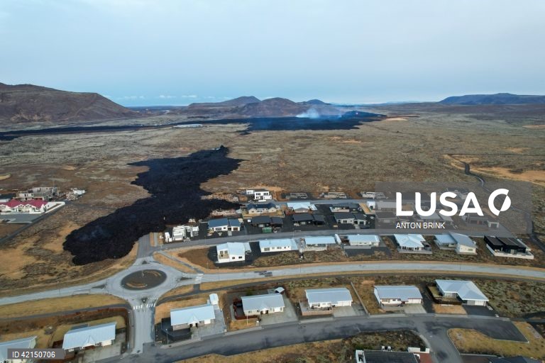 Imagem obtida com um drone que mostra edifícios destruídos na sequência de explosões de lava após uma erupção vulcânica perto da cidade de Grindavik, na península de Reiquiavique, no sudoeste da Islândia.