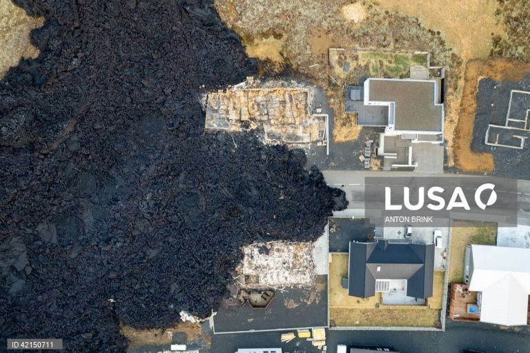Imagem obtida com um drone que mostra edifícios destruídos na sequência de explosões de lava após uma erupção vulcânica perto da cidade de Grindavik, na península de Reiquiavique, no sudoeste da Islândia.