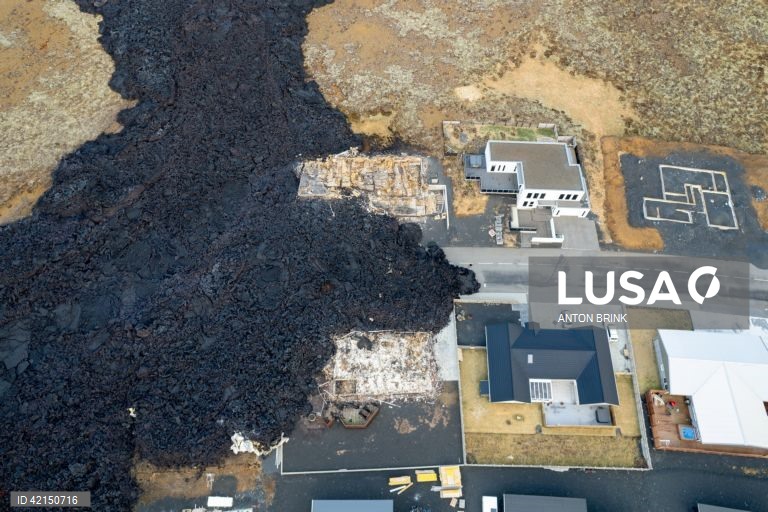 Imagem obtida com um drone que mostra edifícios destruídos na sequência de explosões de lava após uma erupção vulcânica perto da cidade de Grindavik, na península de Reiquiavique, no sudoeste da Islândia.