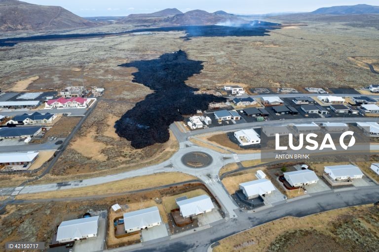 Imagem obtida com um drone que mostra edifícios destruídos na sequência de explosões de lava após uma erupção vulcânica perto da cidade de Grindavik, na península de Reiquiavique, no sudoeste da Islândia.