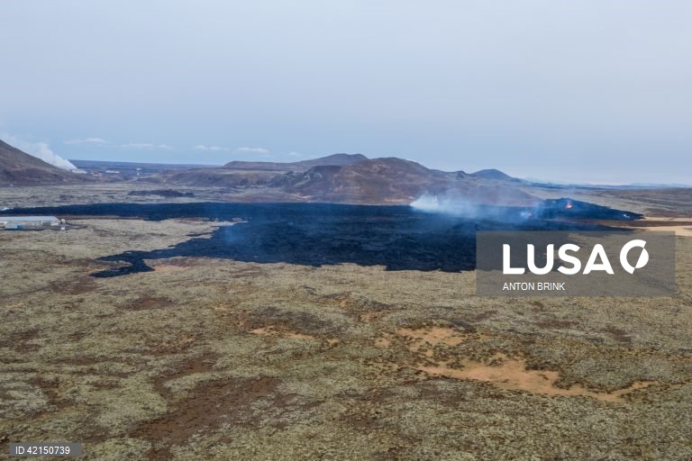 Imagem obtida com um drone que mostra edifícios destruídos na sequência de explosões de lava após uma erupção vulcânica perto da cidade de Grindavik, na península de Reiquiavique, no sudoeste da Islândia.
