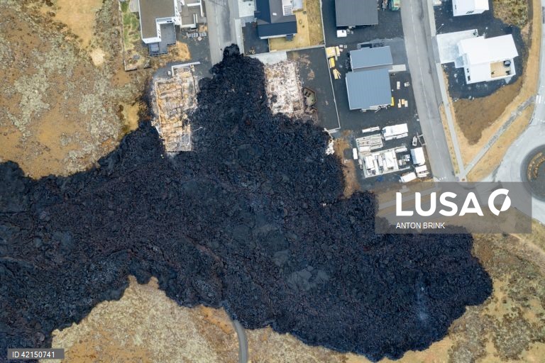 Imagem obtida com um drone que mostra edifícios destruídos na sequência de explosões de lava após uma erupção vulcânica perto da cidade de Grindavik, na península de Reiquiavique, no sudoeste da Islândia.