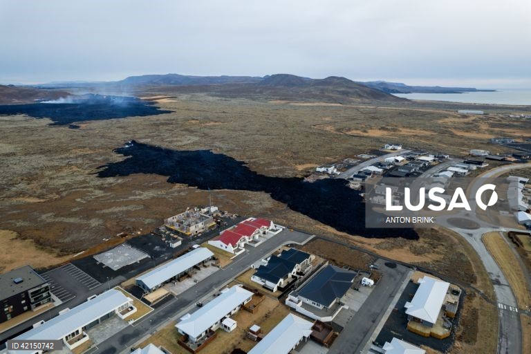 Imagem obtida com um drone que mostra edifícios destruídos na sequência de explosões de lava após uma erupção vulcânica perto da cidade de Grindavik, na península de Reiquiavique, no sudoeste da Islândia.