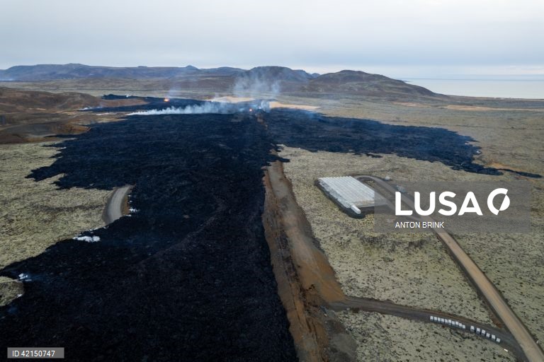 Imagem obtida com um drone que mostra edifícios destruídos na sequência de explosões de lava após uma erupção vulcânica perto da cidade de Grindavik, na península de Reiquiavique, no sudoeste da Islândia.