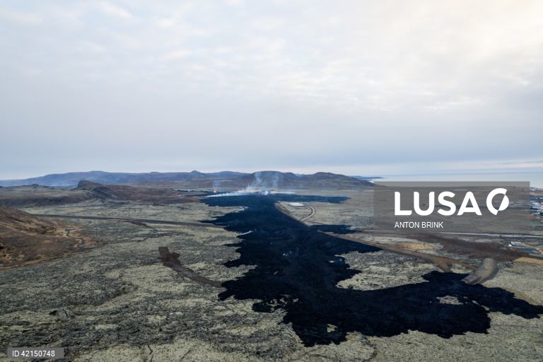 Imagem obtida com um drone que mostra edifícios destruídos na sequência de explosões de lava após uma erupção vulcânica perto da cidade de Grindavik, na península de Reiquiavique, no sudoeste da Islândia.
