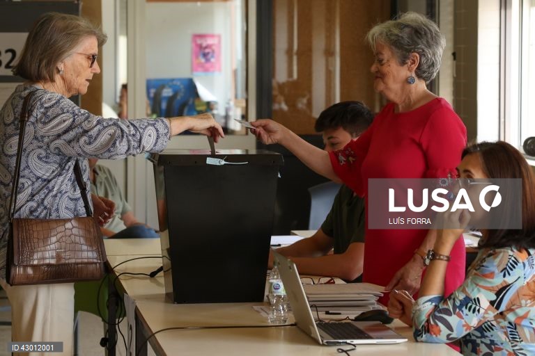 Uma cidadã deposita o seu boletim de voto para as eleições europeias na urna numa assembleia de voto em Faro, 09 de junho de 2024. O voto em mobilidade foi a opção que dezenas de pessoas escolheram nas eleições europeias, em Faro, embora a meteorologia irregular possa impedir que gozem ao máximo o fim de semana prolongado no Algarve. (ACOMPANHA TEXTO DA LUSA). LUÍS FORRA/LUSA