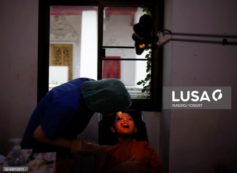 Tailândia: monges budistas fazem exames médicos em Banguecoque