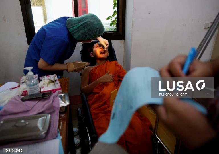 Tailândia: monges budistas fazem exames médicos em Banguecoque