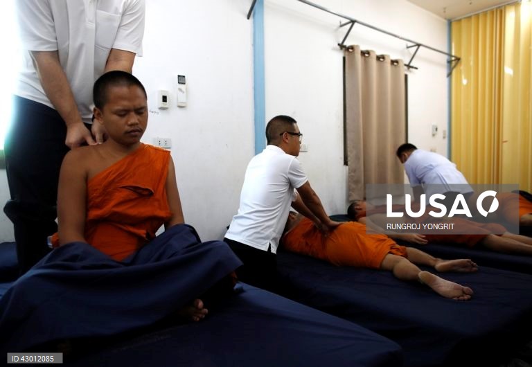 Tailândia: monges budistas fazem exames médicos em Banguecoque