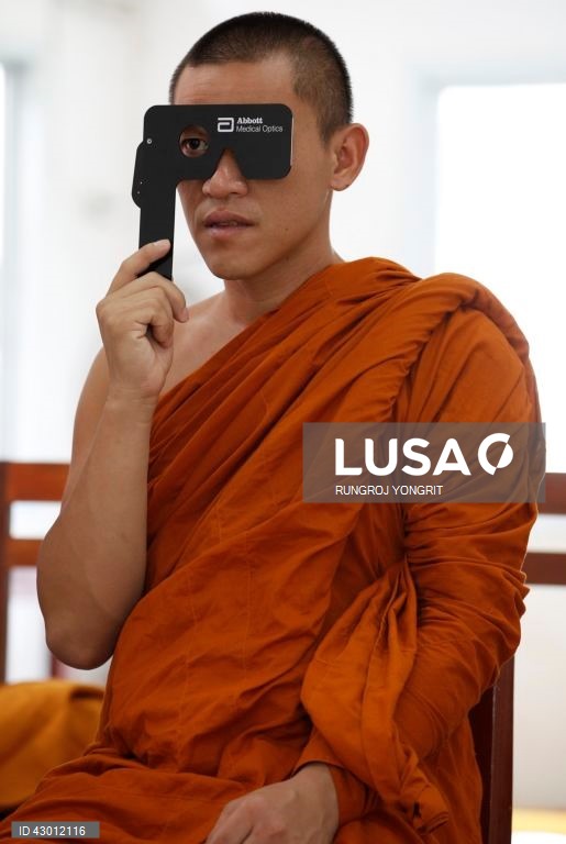 Tailândia: monges budistas fazem exames médicos em Banguecoque
