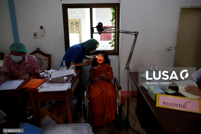 Tailândia: monges budistas fazem exames médicos em Banguecoque