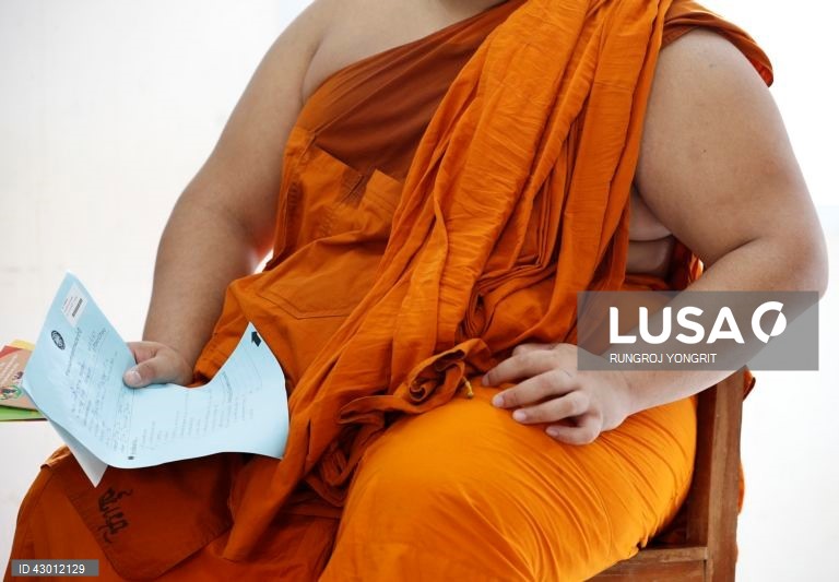 Tailândia: monges budistas fazem exames médicos em Banguecoque