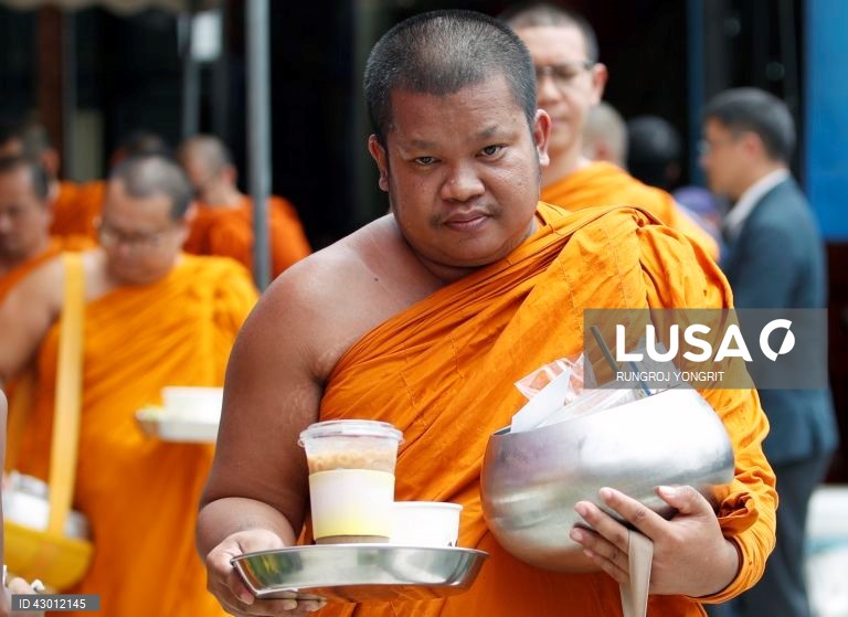 Tailândia: monges budistas fazem exames médicos em Banguecoque