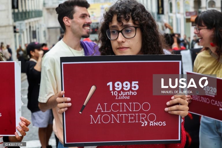 Perticipantes no dia de luta anti-racista, organizado pela Frente Anti-Racista, Associação Desportiva e Recreativa "O Relâmpago", Conselho Português para a Paz e Cooperação, União de Sindicatos de Lisboa e Vida Justa, em Lisboa, 10 de junho de 2024. MANUEL DE ALMEIDA / LUSA