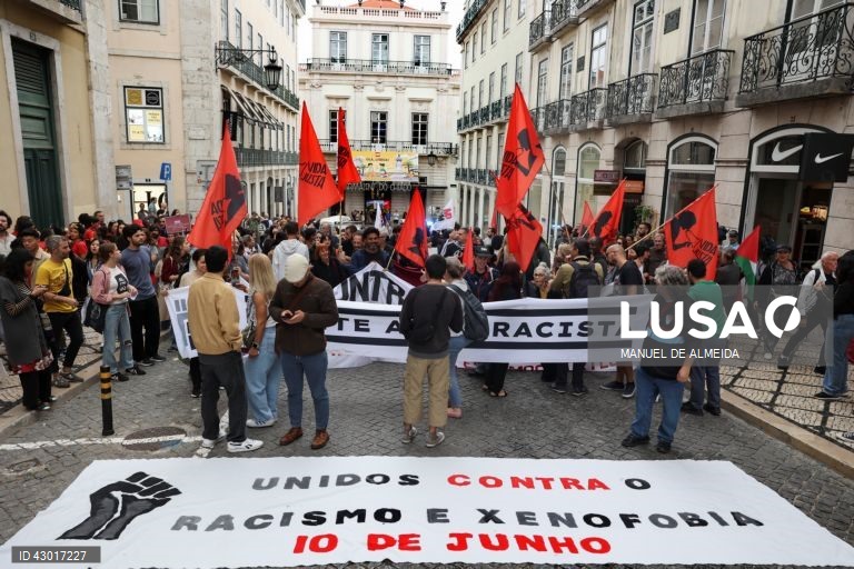 Perticipantes no dia de luta anti-racista, organizado pela Frente Anti-Racista, Associação Desportiva e Recreativa "O Relâmpago", Conselho Português para a Paz e Cooperação, União de Sindicatos de Lisboa e Vida Justa, em Lisboa, 10 de junho de 2024. MANUEL DE ALMEIDA / LUSA
