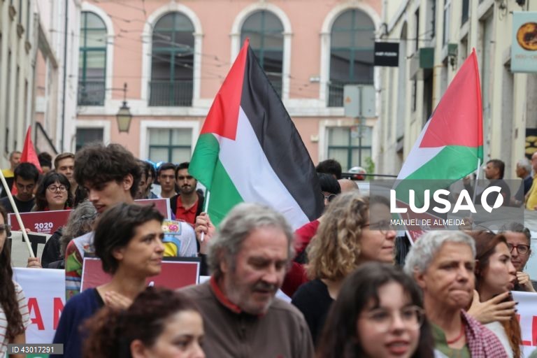 Perticipantes no dia de luta anti-racista, organizado pela Frente Anti-Racista, Associação Desportiva e Recreativa "O Relâmpago", Conselho Português para a Paz e Cooperação, União de Sindicatos de Lisboa e Vida Justa, em Lisboa, 10 de junho de 2024. MANUEL DE ALMEIDA / LUSA