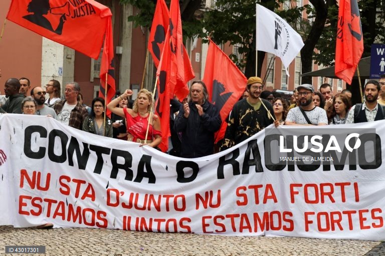 Perticipantes no dia de luta anti-racista, organizado pela Frente Anti-Racista, Associação Desportiva e Recreativa "O Relâmpago", Conselho Português para a Paz e Cooperação, União de Sindicatos de Lisboa e Vida Justa, em Lisboa, 10 de junho de 2024. MANUEL DE ALMEIDA / LUSA