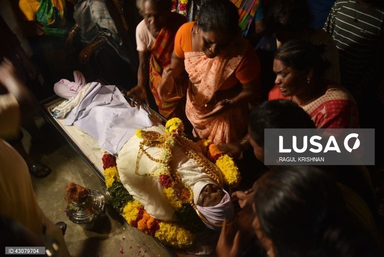 Índia: Pelo menos 38 mortos após alegadamente terem consumido bebidas alcoólicas falsificadas.