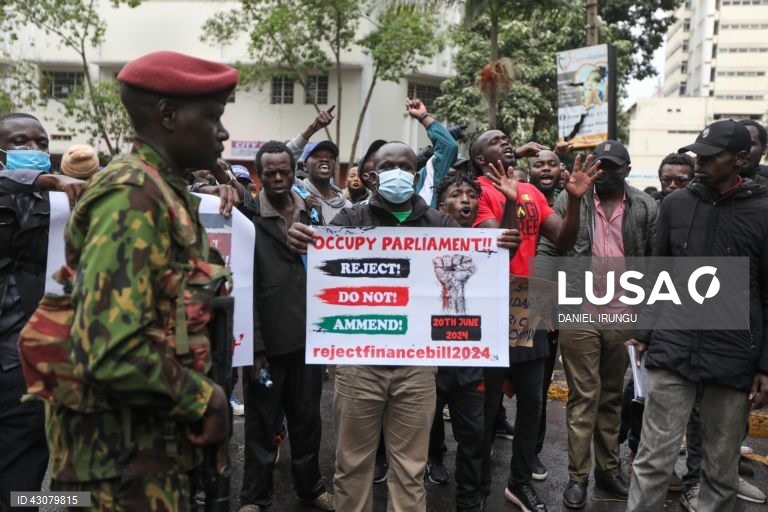 Quénia: Protestos contra a subida de impostos em Nairobi
