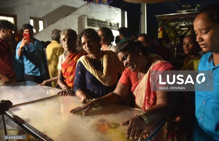 Índia: Pelo menos 38 mortos após alegadamente terem consumido bebidas alcoólicas falsificadas.