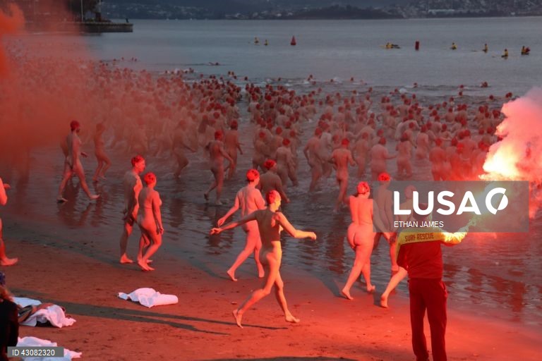 Austrália: tradicional banho nudista no solstício de inverno durante o festival Dark Mofo em Hobart