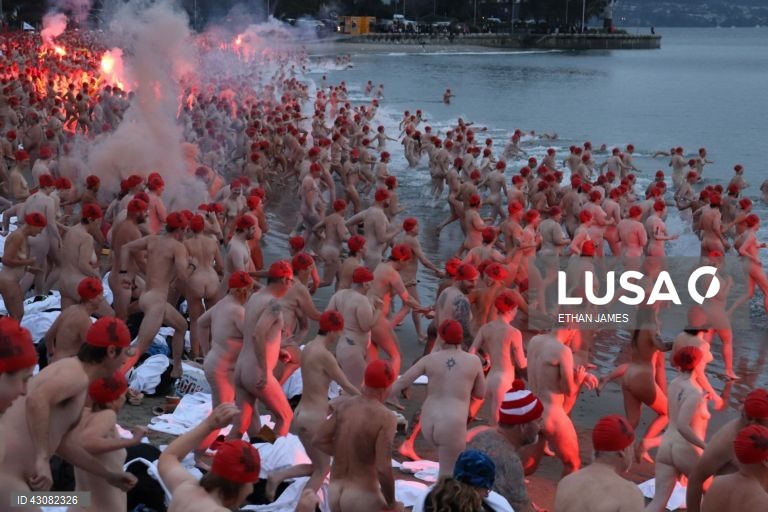 Austrália: tradicional banho nudista no solstício de inverno durante o festival Dark Mofo em Hobart