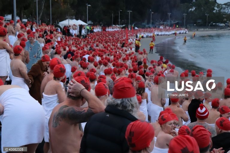 Austrália: tradicional banho nudista no solstício de inverno durante o festival Dark Mofo em Hobart