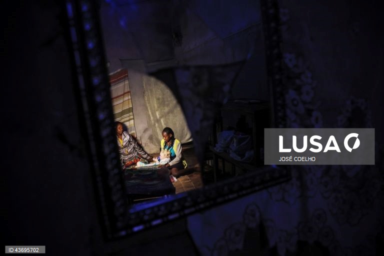 Ana (C), que nasceu com albinismo, uma condição de ausência de melanina na pele, nos olhos e nos cabelos, acompanhada pela mãe, Marta Mafusa (E), no Chimoio, Moçambique, 01 de outubro de 2024. Em Moçambique, e em países fronteiriços, há quem acredite que as partes do corpo de pessoas albinas podem ter poderes mágicos para a vida material e espiritual. Segundo estudos académicos, os dedos das mãos, por exemplo, representam a posse e os órgãos sexuais a fertilidade. E os curandeiros africanos...