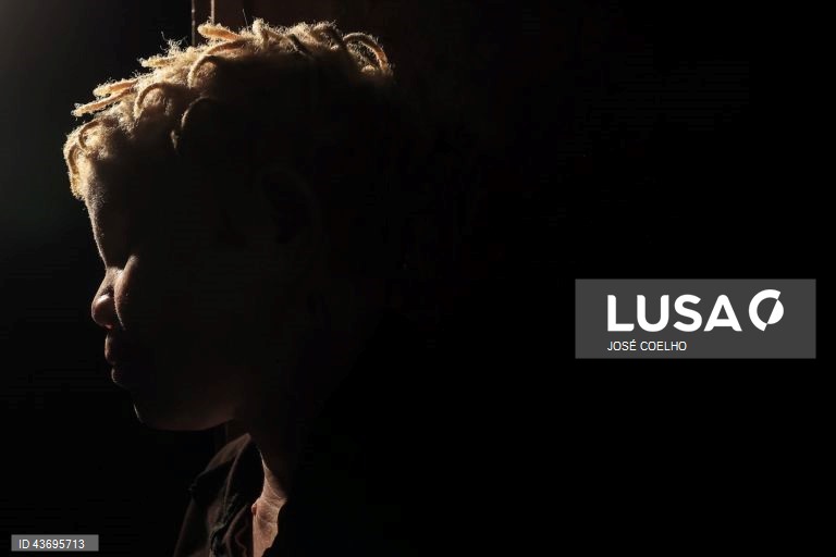 Inês, abandonada pela mãe, diz que não sente falta da mulher que lhe deu vida, mas tem pena de não ir mais à escola, no Chimoio, Moçambique, 01 de outubro de 2024. Inês, tem o pai e as tias, preocupados com um possível sequestro. Em Moçambique, e em países fronteiriços, há quem acredite que as partes do corpo de pessoas albinas podem ter poderes mágicos para a vida material e espiritual. Segundo estudos académicos, os dedos das mãos, por exemplo, representam a posse e os órgãos sexuais a...