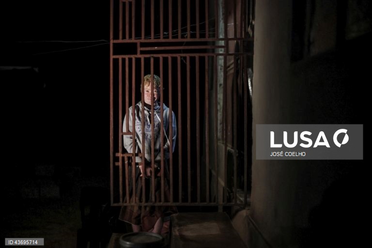 Faustina, 17 anos, diz não perceber o preconceito com o albinismo: “As pessoas são diferentes de cor, não sei porque é que as pessoas nos tratam assim, desse jeito”, no Chimoio, Moçambique, 01 de outubro de 2024. Em Moçambique, e em países fronteiriços, há quem acredite que as partes do corpo de pessoas albinas podem ter poderes mágicos para a vida material e espiritual. Segundo estudos académicos, os dedos das mãos, por exemplo, representam a posse e os órgãos sexuais a fertilidade. E os...