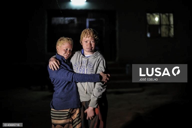 Júlia (E), 18 anos, e Faustina (D), 17 anos, posam para a fotografia durante uma entrevista à agência Lusa. Faustina, diz não perceber o preconceito com o albinismo: “As pessoas são diferentes de cor, não sei porque é que as pessoas nos tratam assim, desse jeito”. Júlia, lamenta os insultos, que prefere não repetir, de um dos professores, sempre que entra na sala e que a obrigou a deixar de assistir às suas aulas, no Chimoio, Moçambique, 01 de outubro de 2024. Em Moçambique, e em países...