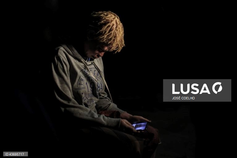 Faustina, 17 anos, diz não perceber o preconceito com o albinismo: “As pessoas são diferentes de cor, não sei porque é que as pessoas nos tratam assim, desse jeito”, no Chimoio, Moçambique, 01 de outubro de 2024. Em Moçambique, e em países fronteiriços, há quem acredite que as partes do corpo de pessoas albinas podem ter poderes mágicos para a vida material e espiritual. Segundo estudos académicos, os dedos das mãos, por exemplo, representam a posse e os órgãos sexuais a fertilidade. E os...