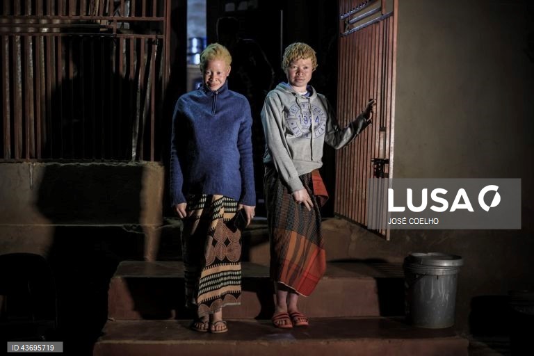 Júlia (E), 18 anos, e Faustina (D), 17 anos, posam para a fotografia durante uma entrevista à agência Lusa. Faustina, diz não perceber o preconceito com o albinismo: “As pessoas são diferentes de cor, não sei porque é que as pessoas nos tratam assim, desse jeito”. Júlia, lamenta os insultos, que prefere não repetir, de um dos professores, sempre que entra na sala e que a obrigou a deixar de assistir às suas aulas, no Chimoio, Moçambique, 01 de outubro de 2024. Em Moçambique, e em países...