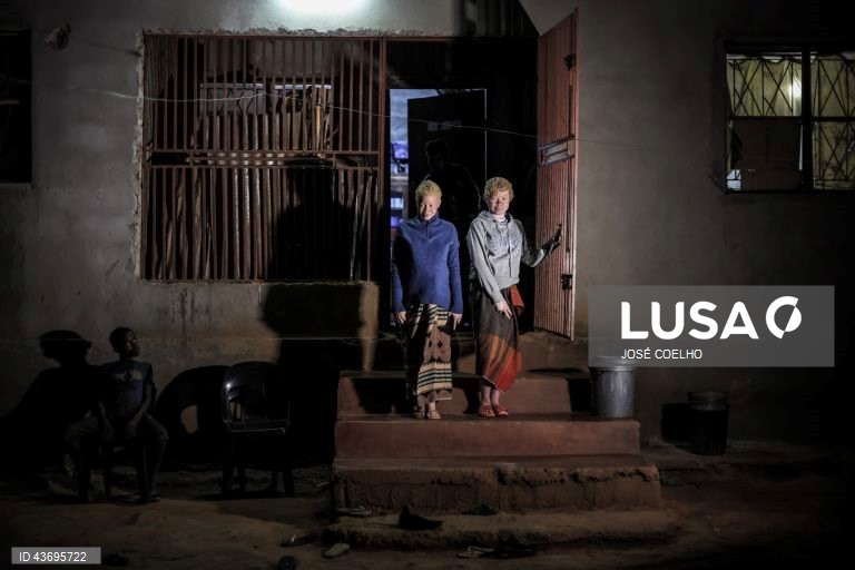 Júlia (E), 18 anos, e Faustina (D), 17 anos, posam para a fotografia durante uma entrevista à agência Lusa. Faustina, diz não perceber o preconceito com o albinismo: “As pessoas são diferentes de cor, não sei porque é que as pessoas nos tratam assim, desse jeito”. Júlia, lamenta os insultos, que prefere não repetir, de um dos professores, sempre que entra na sala e que a obrigou a deixar de assistir às suas aulas, no Chimoio, Moçambique, 01 de outubro de 2024. Em Moçambique, e em países...
