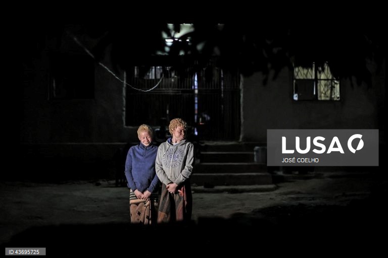 Júlia (E), 18 anos, e Faustina (D), 17 anos, posam para a fotografia durante uma entrevista à agência Lusa. Faustina, diz não perceber o preconceito com o albinismo: “As pessoas são diferentes de cor, não sei porque é que as pessoas nos tratam assim, desse jeito”. Júlia, lamenta os insultos, que prefere não repetir, de um dos professores, sempre que entra na sala e que a obrigou a deixar de assistir às suas aulas, no Chimoio, Moçambique, 01 de outubro de 2024. Em Moçambique, e em países...