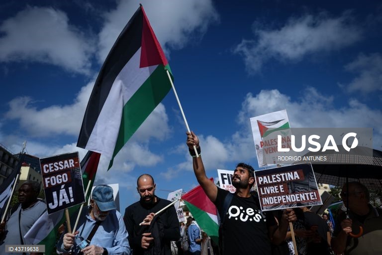 Ativistas pela Paz participam na manifestação "Palestina Livre! Paz no Médio Oriente" organizada pelo Conselho Português para a Paz e Cooperação, e pelo Movimento pelos Direitos do Povo Palestino e pela Paz no Médio Oriente, em Lisboa, 12 de outubro de 2024. RODRIGO ANTUNES/LUSA